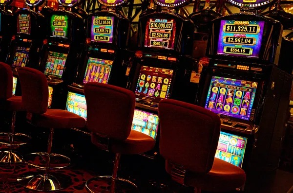 Close-up of gt777 roulette table in demo mode showing wheel, betting grid, and real dealer at camera